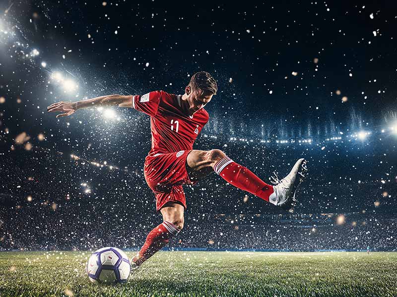 当年京鲁德比国安进球被吹越位，国安众将围住马宁申诉无果